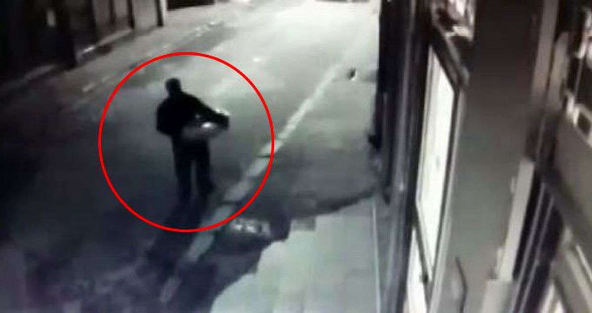 Vicdansızlık kamerada! Bebeğini apartmanın önüne bırakıp gitti