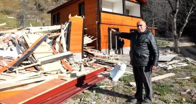 Yanlışlıkla yıkıldığı iddia edilen bina da kaçak çıktı Yanlışlıkla yıkıldığı iddia edilen bina da kaçak çıktı