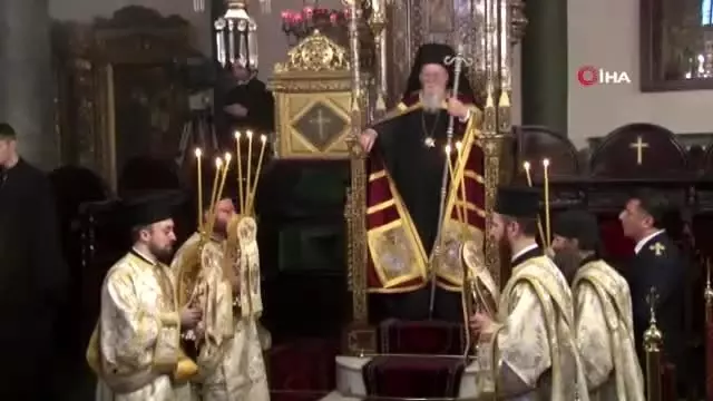 Yunanistan Dışişleri Bakanı, Fener Rum Patrikhanesi'nde Noel ayinine katıldı