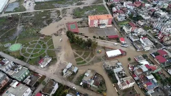 Adana'da sağanak yeniden başladı; 1 ilçede okullar tatil edildi