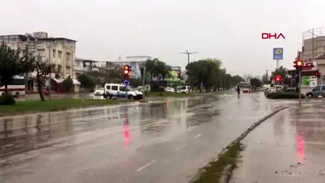 Adana'da sağanak yeniden başladı; 1 ilçede okullar tatil edildi