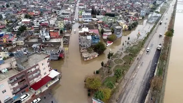 Adana'da sağanak yeniden başladı; 1 ilçede okullar tatil edildi