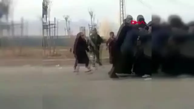 Ağrı dilenci kadınların yer kavgası Ağrı dilenci kadınların yer kavgası