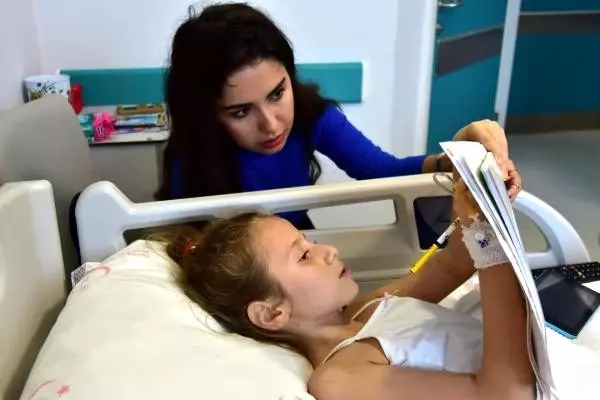 Ayağı kesilen Aylin'e hastane odasında ders Ayağı kesilen Aylin'e hastane odasında ders