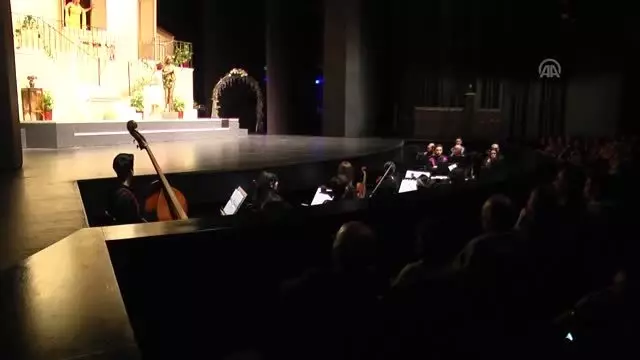 Bakan Ersoy, 'Lüküs Hayat' müzikalini serebral palsili çocuklarla izledi Bakan Ersoy, 'Lüküs Hayat' müzikalini serebral palsili çocuklarla izledi