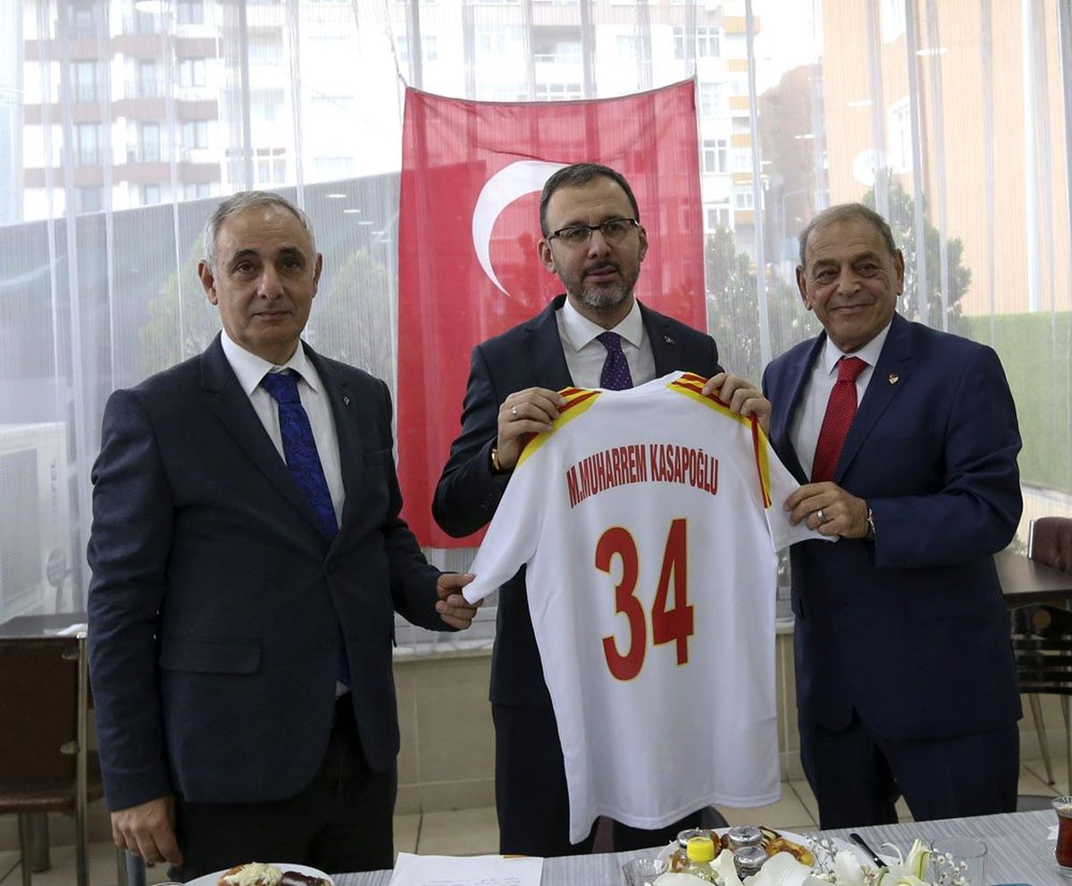 Bakan Kasapoğlu, Taksim Spor Kulübü'nü ziyaret etti