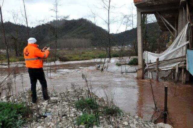 Bartın dere taştı, bartın- kastamonu yolu ulaşıma kapandı