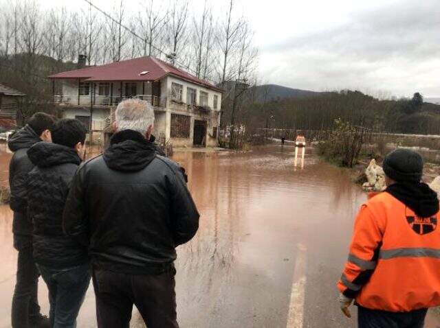 Bartın dere taştı, bartın- kastamonu yolu ulaşıma kapandı