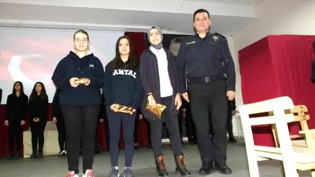Burhaniye'de Mehmet Akif Ersoy için görkemli anma töreni Burhaniye'de Mehmet Akif Ersoy için görkemli anma töreni
