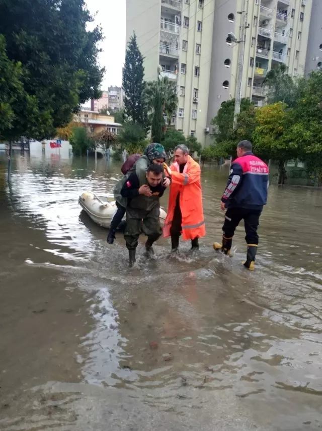 Can-Kur ekipleri vatandaşı sırtlarında taşıyıp kurtardı Can-Kur ekipleri vatandaşı sırtlarında taşıyıp kurtardı