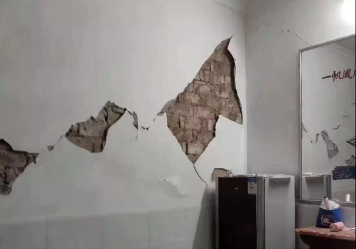 Çin'de 5 büyüklüğündeki deprem anı kamerada