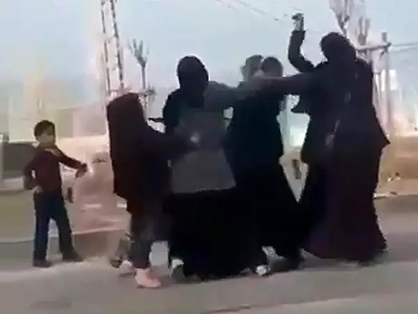 Dilenci kadınların yer kavgası