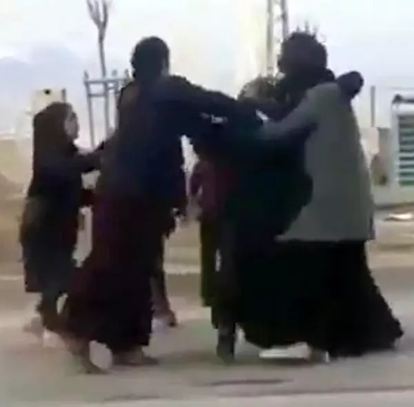 Dilenci kadınların yer kavgası