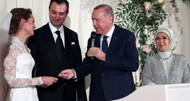 Erdoğan'ın şahitlik yaptığı Hulisi Akar'ın oğlunun nikah töreninde, dikkatlerden kaçmayan davetiye detayı Erdoğan'ın şahitlik yaptığı Hulisi Akar'ın oğlunun nikah töreninde, dikkatlerden kaçmayan davetiye detayı