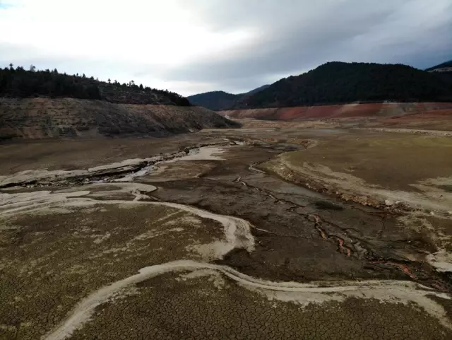 Görüntüsü kuraklığı andıran o barajda su tutulmaya başlandı
