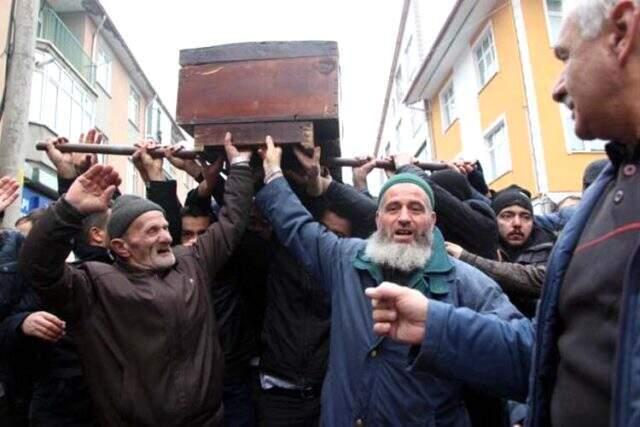 Osmanlı'nın son ulemalarından olan emekli imam, gözyaşları içinde türbeye defnedildi