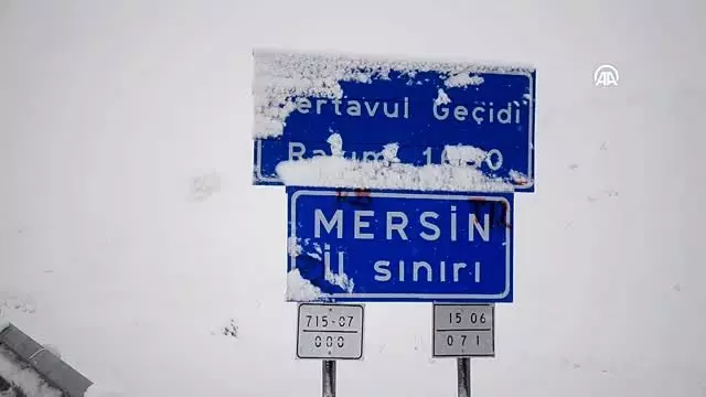 Sertavul Geçidi'nde yoğun kar yağışı nedeniyle ulaşım güçlükle sağlanıyor