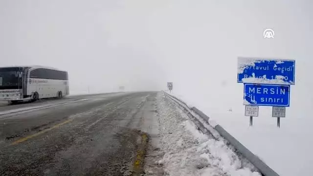 Sertavul Geçidi'nde yoğun kar yağışı nedeniyle ulaşım güçlükle sağlanıyor