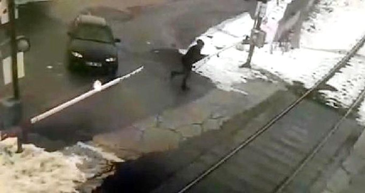 Sürücünün trenin geçişini beklememek için bariyeri kırma anı kamerada