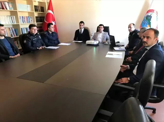 Tomarza'da aile içi ve kadına şiddetle ilgili toplantı yapıldı Tomarza'da aile içi ve kadına şiddetle ilgili toplantı yapıldı