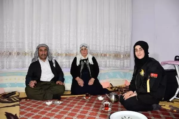 Türk Yıldızları'yla tanışan Beytüşşebaplı Zeynep, pilot olmak için destek istiyor Türk Yıldızları'yla tanışan Beytüşşebaplı Zeynep, pilot olmak için destek istiyor