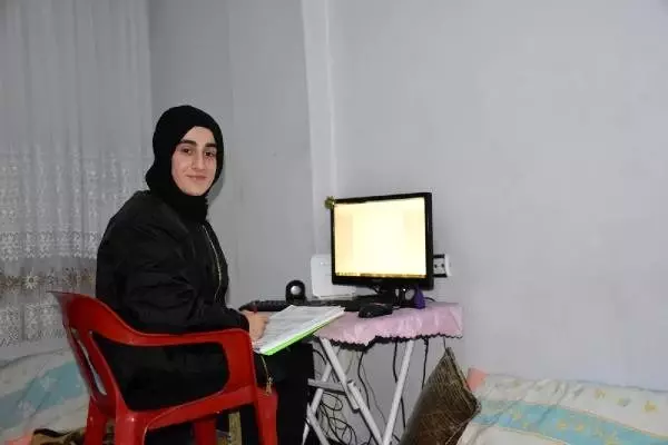 Türk Yıldızları'yla tanışan Beytüşşebaplı Zeynep, pilot olmak için destek istiyor Türk Yıldızları'yla tanışan Beytüşşebaplı Zeynep, pilot olmak için destek istiyor