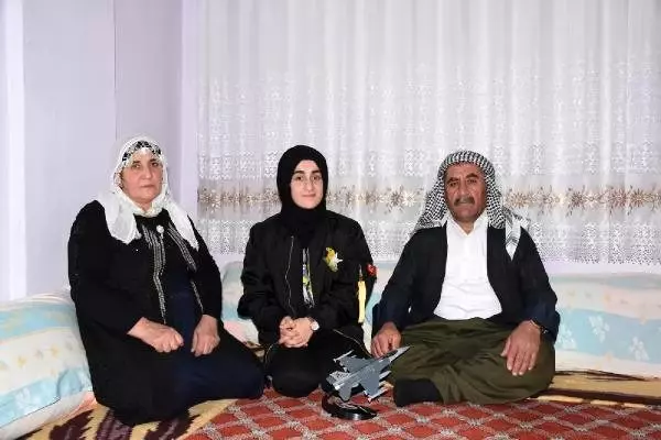 Türk Yıldızları'yla tanışan Beytüşşebaplı Zeynep, pilot olmak için destek istiyor Türk Yıldızları'yla tanışan Beytüşşebaplı Zeynep, pilot olmak için destek istiyor