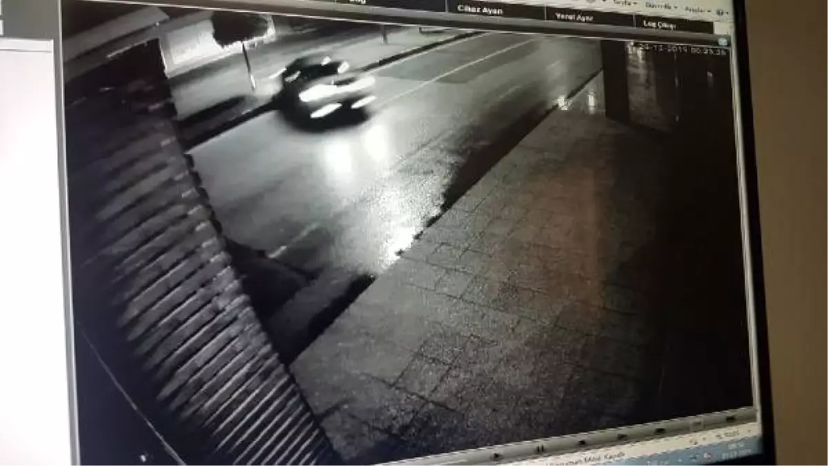 Yolun karşısına geçmek isteyen bisikletliye otomobilin çarptığı anlar kamerada