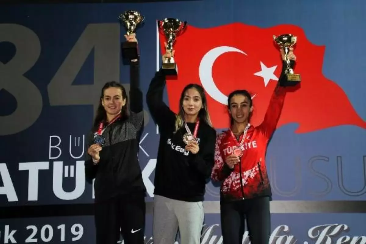 84'üncü Atatürk Koşusu'nda dereceye giren sporculara ödülleri verildi