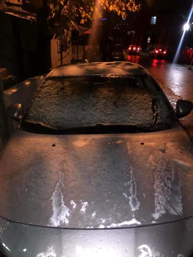 Akşam saatlerinde İstanbul'a mevsimin ilk karı yağdı! Otomobiller beyaza büründü