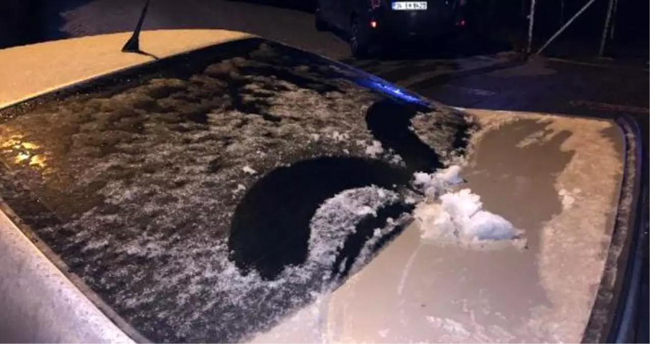 Akşam saatlerinde İstanbul'a mevsimin ilk karı yağdı! Otomobiller beyaza büründü