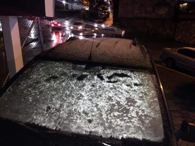 Akşam saatlerinde İstanbul'a mevsimin ilk karı yağdı! Otomobiller beyaza büründü