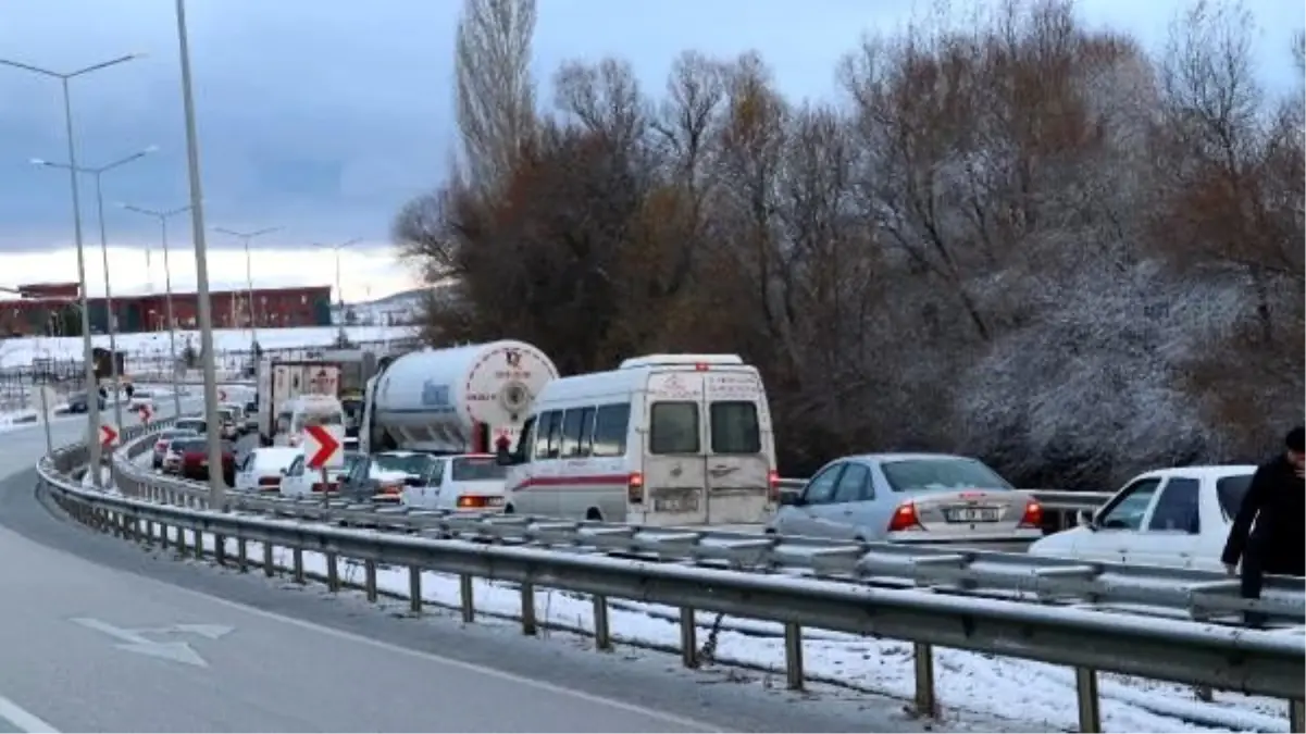 Antalya karayolunda 5 kilometrelik araç kuyruğu