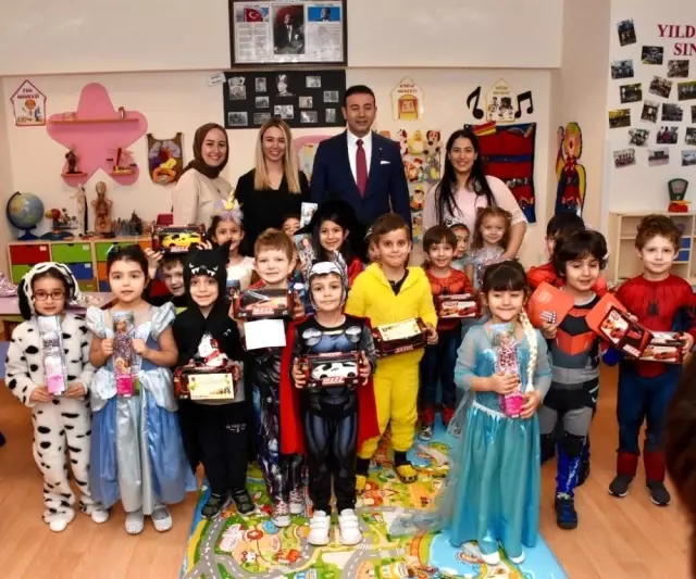 Başkan Akpolat, kreşlerde eğitim gören çocukları ziyaret ederek hediye dağıttı Başkan Akpolat, kreşlerde eğitim gören çocukları ziyaret ederek hediye dağıttı