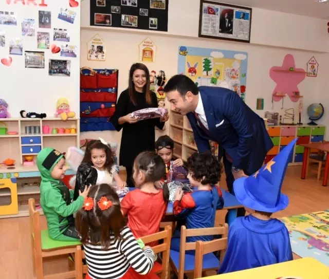 Başkan Akpolat, kreşlerde eğitim gören çocukları ziyaret ederek hediye dağıttı Başkan Akpolat, kreşlerde eğitim gören çocukları ziyaret ederek hediye dağıttı