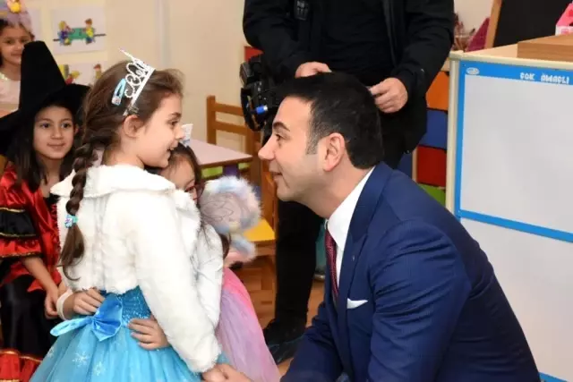 Başkan Akpolat, kreşlerde eğitim gören çocukları ziyaret ederek hediye dağıttı Başkan Akpolat, kreşlerde eğitim gören çocukları ziyaret ederek hediye dağıttı
