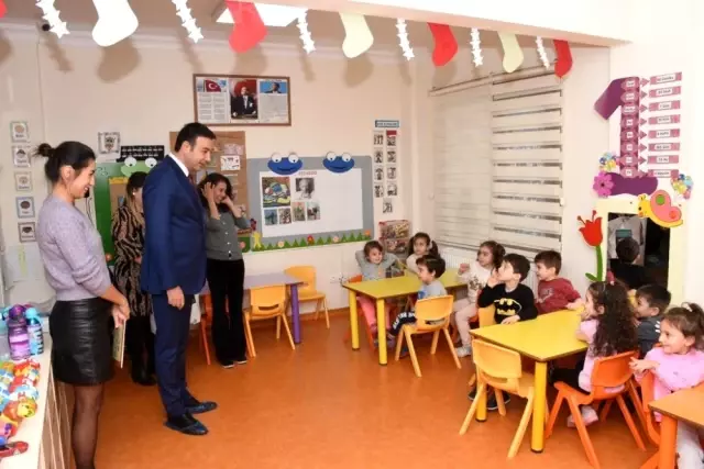 Başkan Akpolat, kreşlerde eğitim gören çocukları ziyaret ederek hediye dağıttı Başkan Akpolat, kreşlerde eğitim gören çocukları ziyaret ederek hediye dağıttı