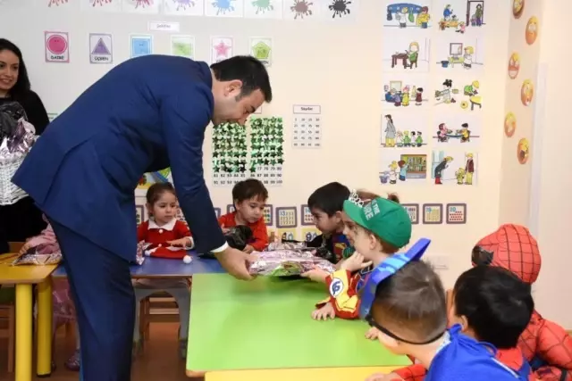 Başkan Akpolat, kreşlerde eğitim gören çocukları ziyaret ederek hediye dağıttı Başkan Akpolat, kreşlerde eğitim gören çocukları ziyaret ederek hediye dağıttı