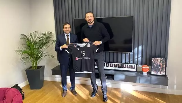 Beşiktaş yöneticisi Umut Şenol'dan Hidayet Türkoğlu'na ziyaret Beşiktaş yöneticisi Umut Şenol'dan Hidayet Türkoğlu'na ziyaret