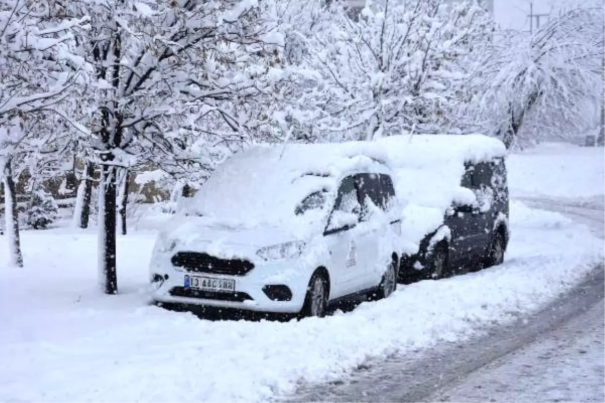 Bitlis'te kar yağışı: 28 köy yolu ulaşıma kapandı