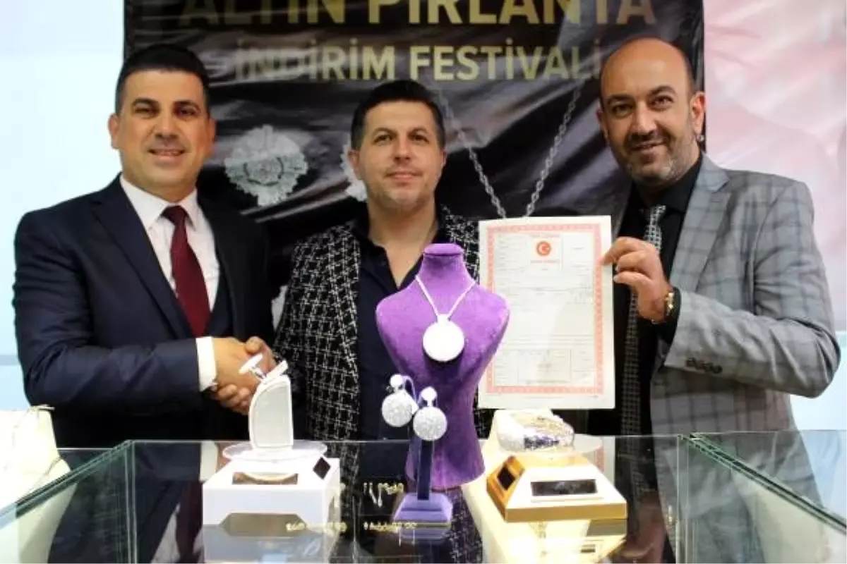 Daireyi verdi, mücevher setini aldı