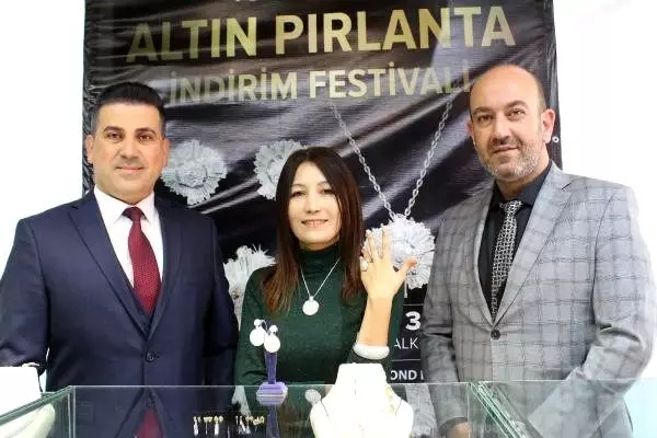 Daireyi verdi, mücevher setini aldı