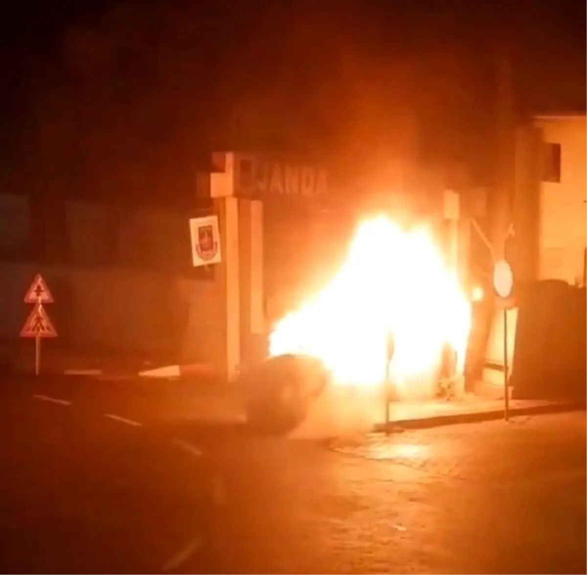 Duvara çarpan otomobil alev aldı: 3 yaralı