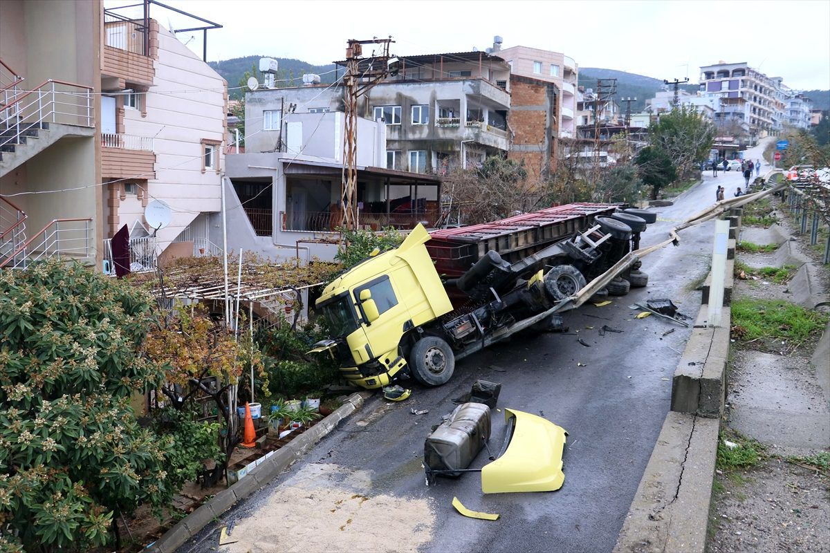 Hatay'da kontrolden çıkan tır evin bahçesine devrildi