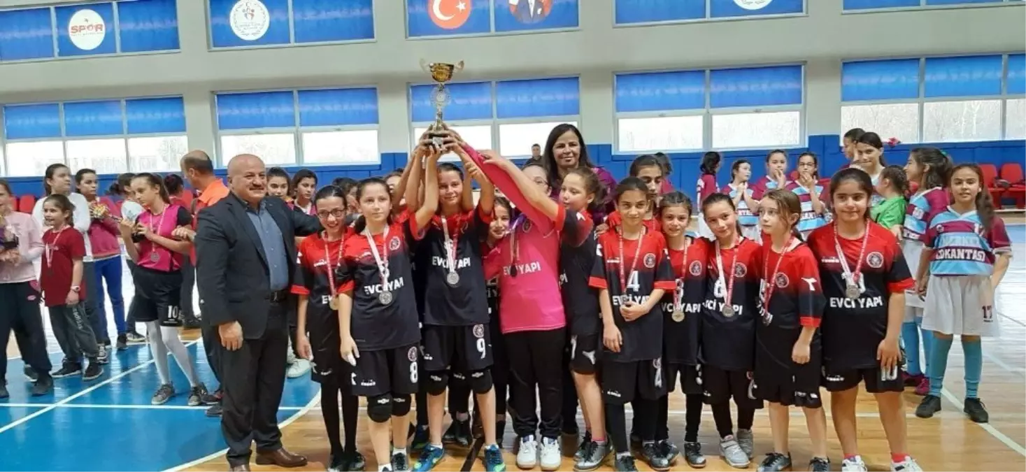 Hentbolda şampiyon Anadolu Kalkınma Vakfı