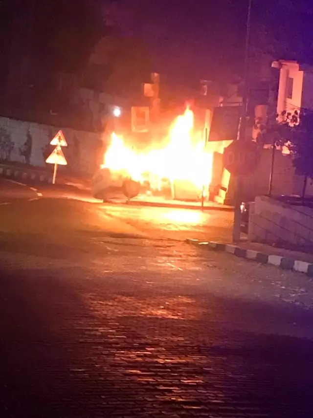 Jandarma komutanlığı duvarına çarpan otomobil alev alev yandı Jandarma komutanlığı duvarına çarpan otomobil alev alev yandı