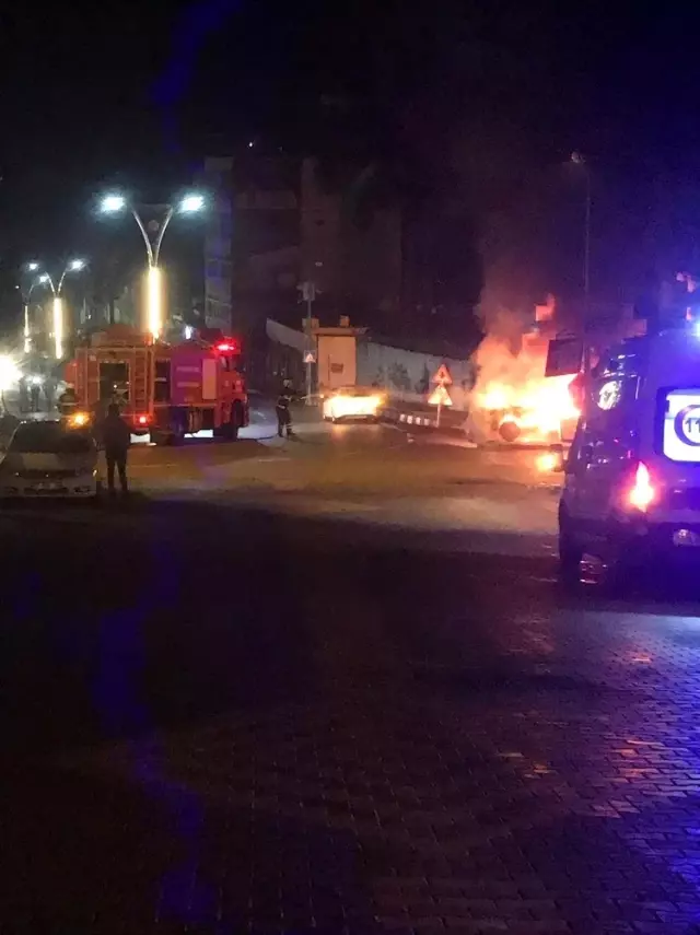 Jandarma komutanlığı duvarına çarpan otomobil alev alev yandı Jandarma komutanlığı duvarına çarpan otomobil alev alev yandı