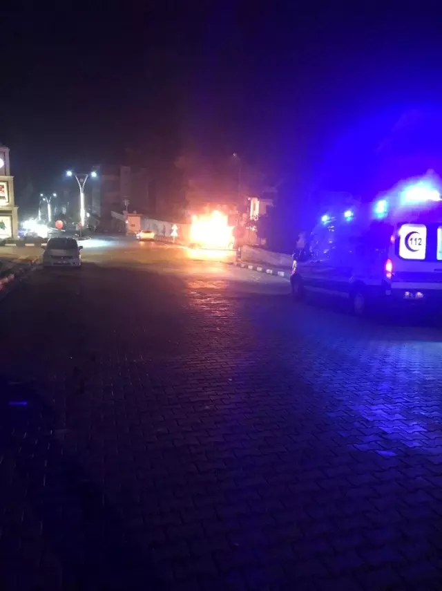 Jandarma komutanlığı duvarına çarpan otomobil alev alev yandı Jandarma komutanlığı duvarına çarpan otomobil alev alev yandı