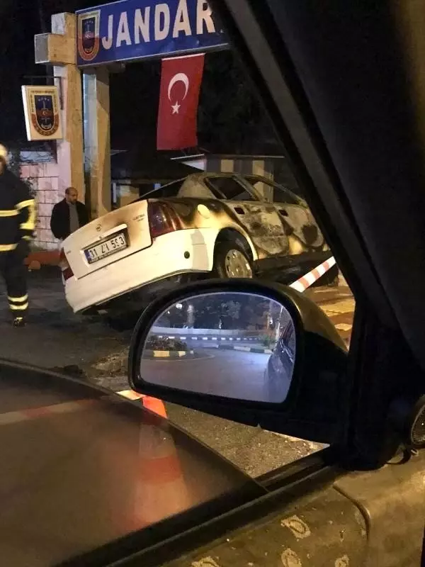 Jandarma komutanlığı duvarına çarpan otomobil alev alev yandı Jandarma komutanlığı duvarına çarpan otomobil alev alev yandı