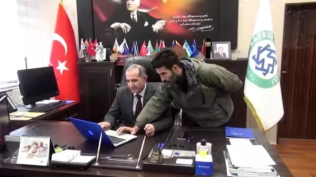 Kafkas Üniversitesi Rektörü Kapu, AA'nın 'Yılın Fotoğrafları' oylamasına katıldı Kafkas Üniversitesi Rektörü Kapu, AA'nın 'Yılın Fotoğrafları' oylamasına katıldı